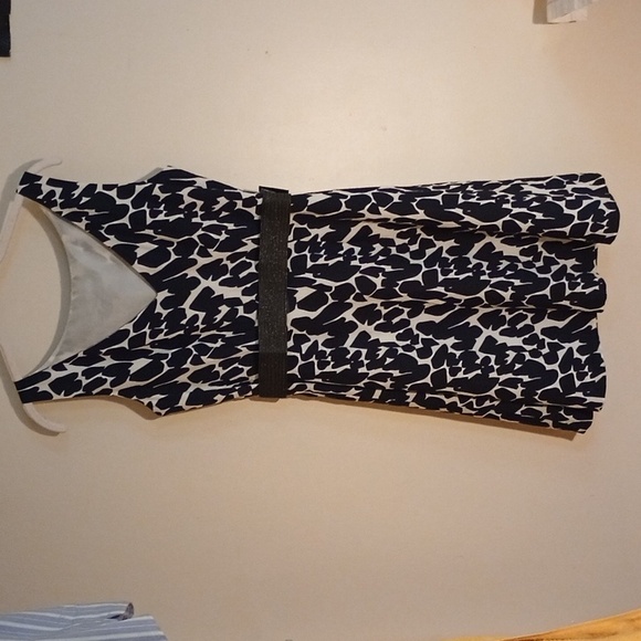 ANN TAYLOR PETITES, BLACK & WHITE PRINT, SLEEVELESS,SLIGHTLY FLARED SKIRT. - Picture 6 of 8
